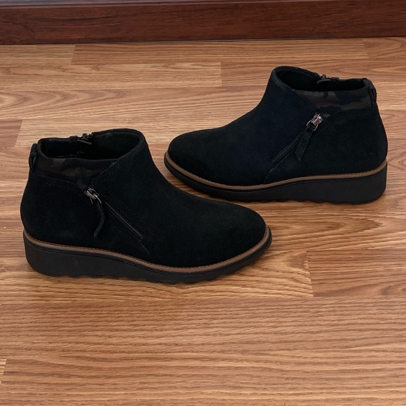 Clarks Collection Sharon Ease Black Suede Leather Ankle Booties Size 6.5 NIB - Picture 3 of 8